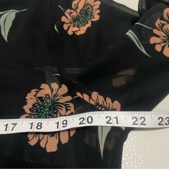 CAbi La Di Da Sheer Floral 3/4 Bell Sleeve Button Front Blouse size large EUC - Picture 6 of 10